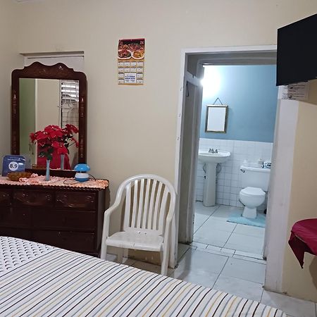Tina'S Guest House Ocho Rios Esterno foto