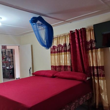 Tina'S Guest House Ocho Rios Esterno foto