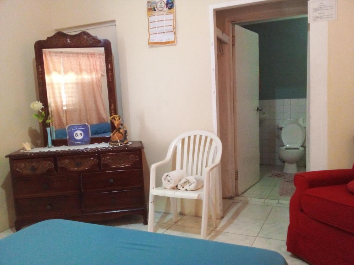 Tina'S Guest House Ocho Rios Esterno foto