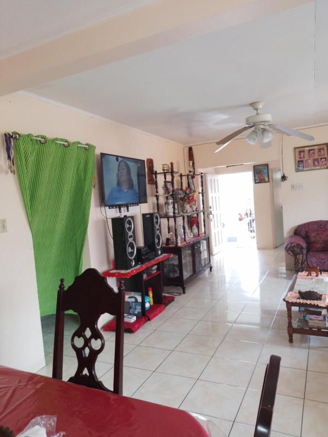Tina'S Guest House Ocho Rios Esterno foto