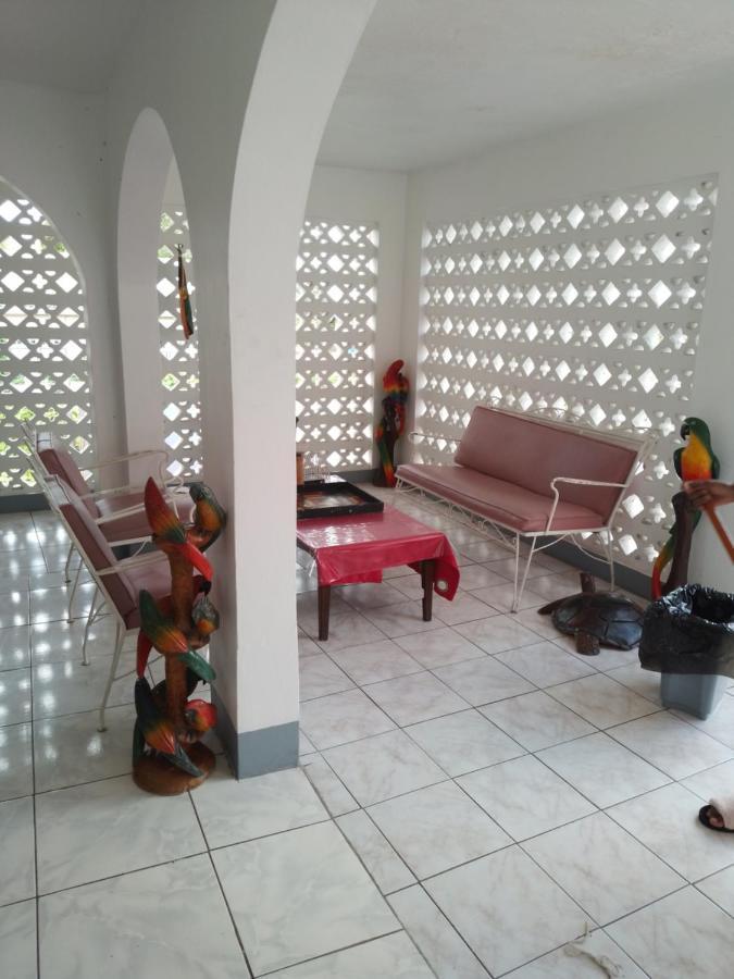 Tina'S Guest House Ocho Rios Esterno foto