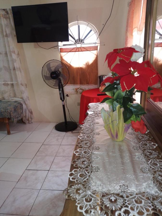 Tina'S Guest House Ocho Rios Esterno foto