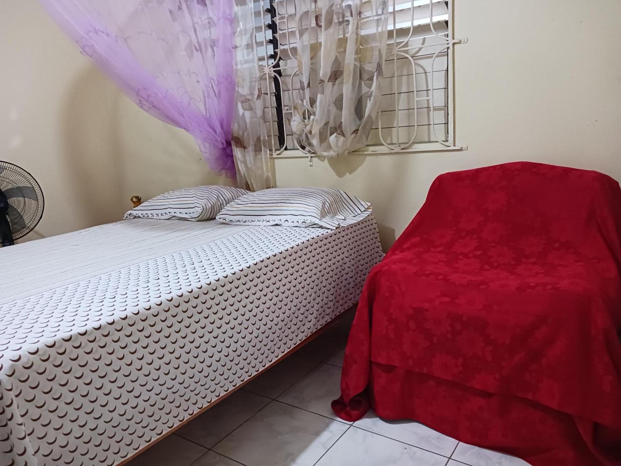 Tina'S Guest House Ocho Rios Esterno foto