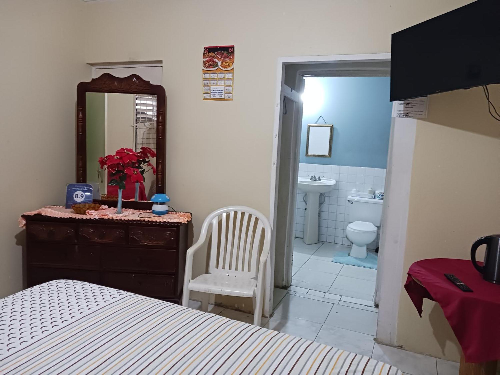 Tina'S Guest House Ocho Rios Esterno foto