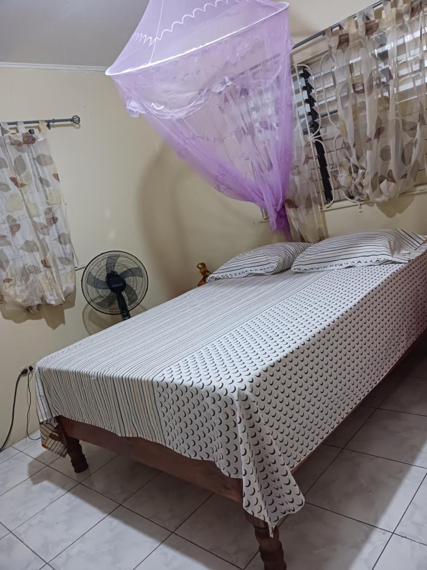 Tina'S Guest House Ocho Rios Esterno foto