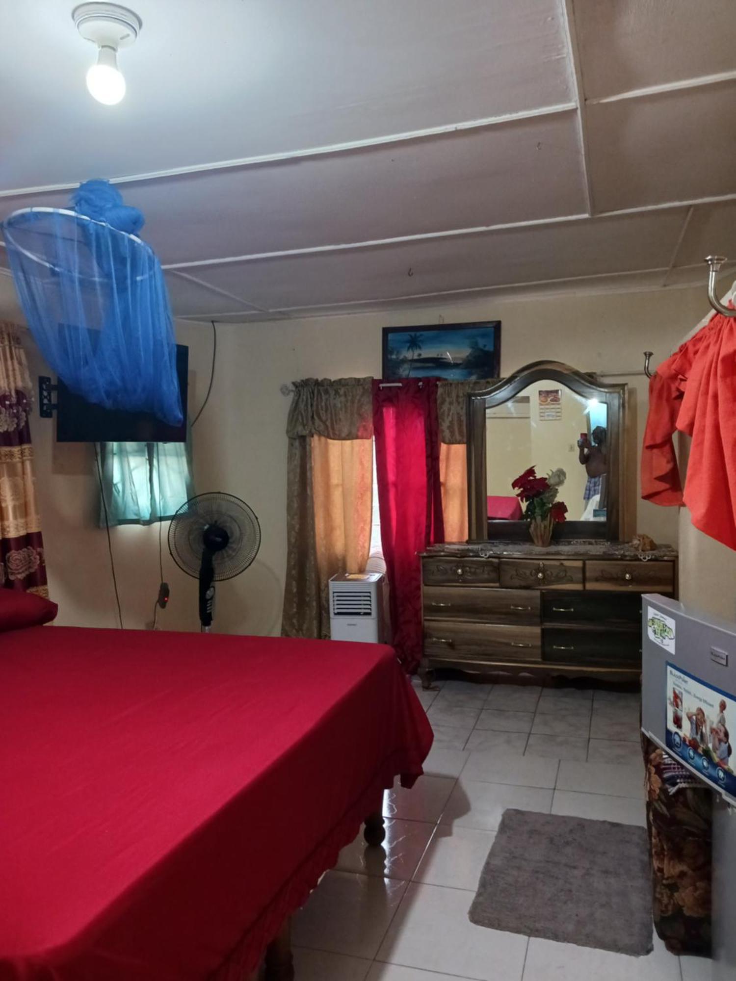 Tina'S Guest House Ocho Rios Esterno foto