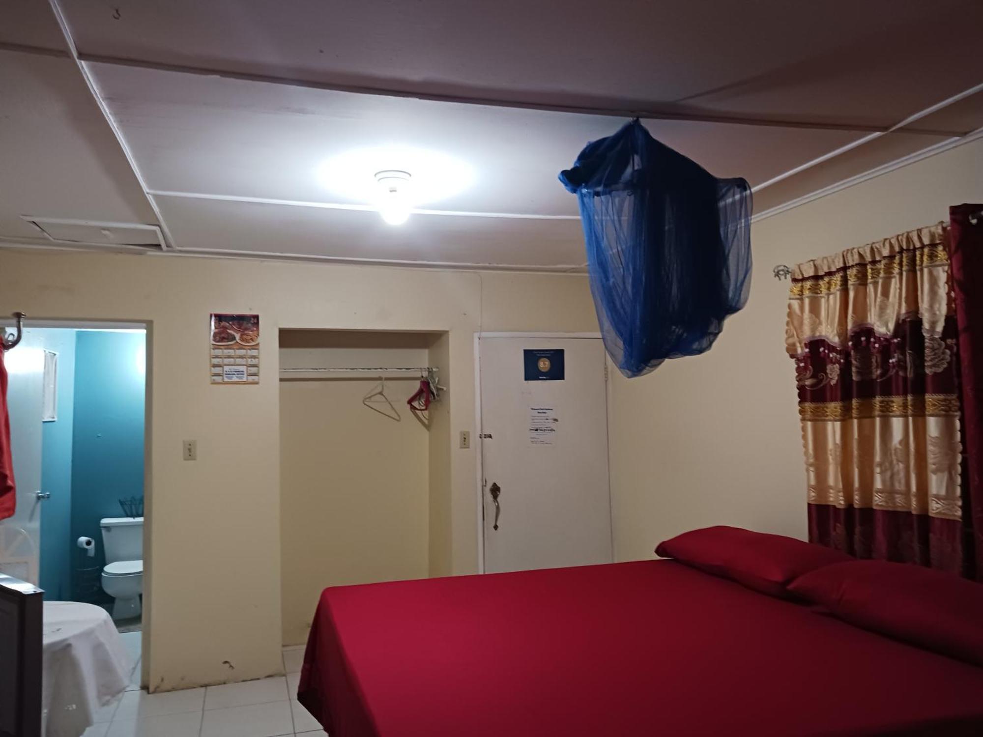 Tina'S Guest House Ocho Rios Esterno foto