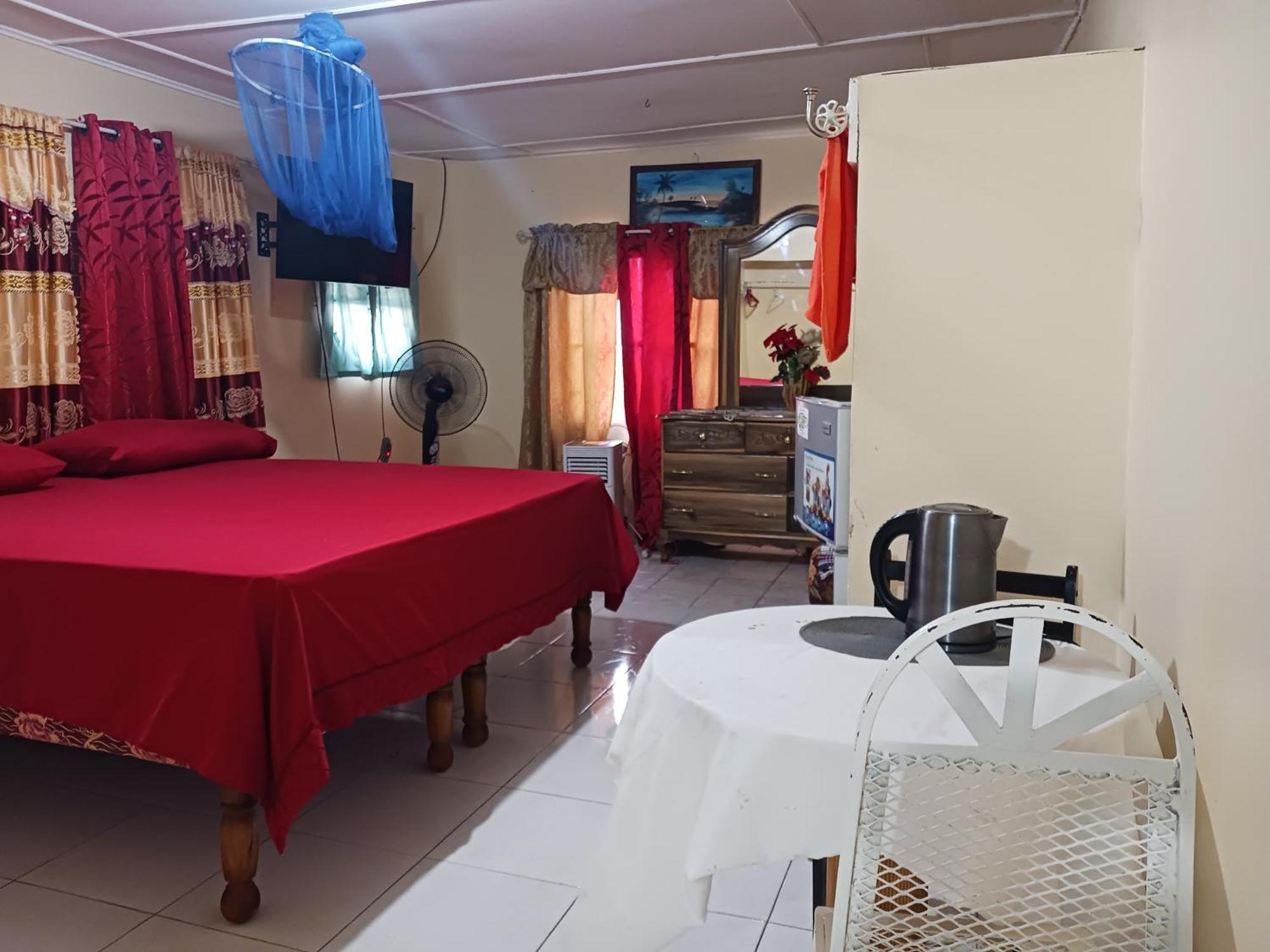 Tina'S Guest House Ocho Rios Esterno foto