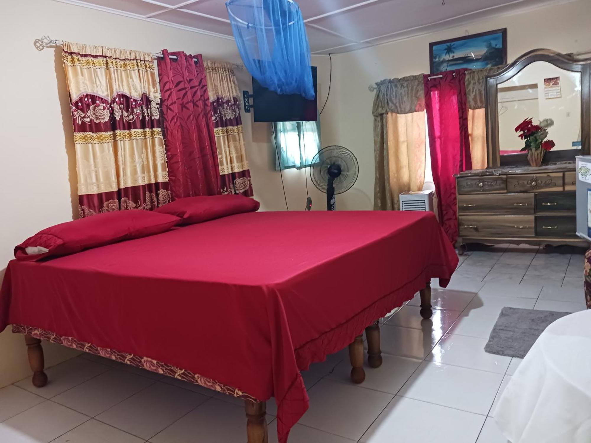 Tina'S Guest House Ocho Rios Esterno foto