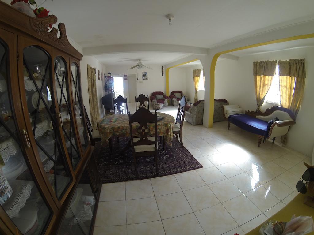 Tina'S Guest House Ocho Rios Esterno foto