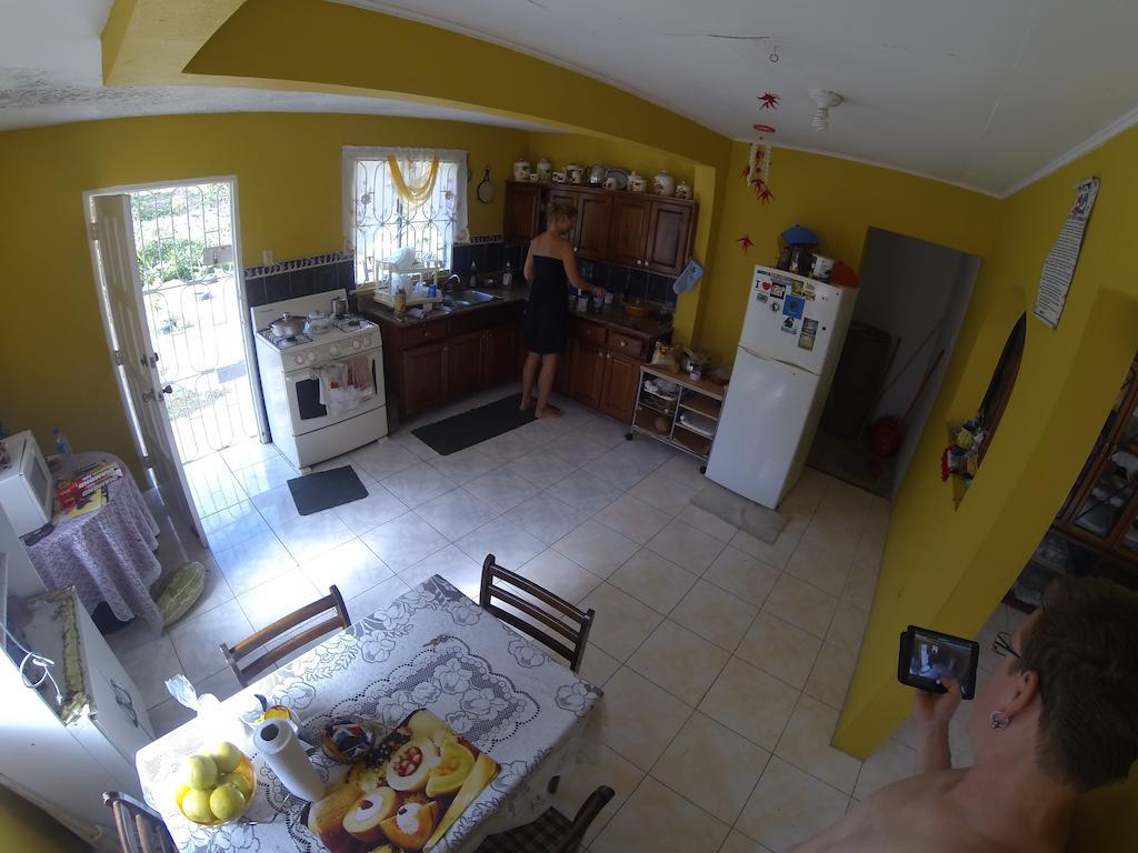 Tina'S Guest House Ocho Rios Esterno foto