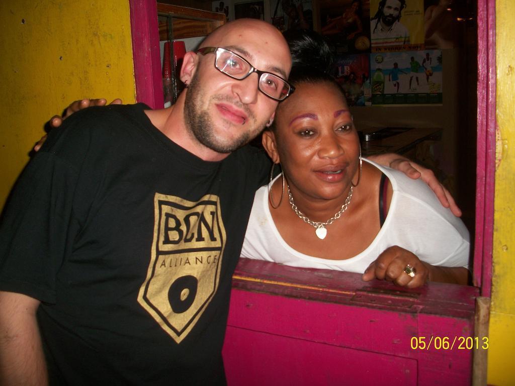 Tina'S Guest House Ocho Rios Esterno foto