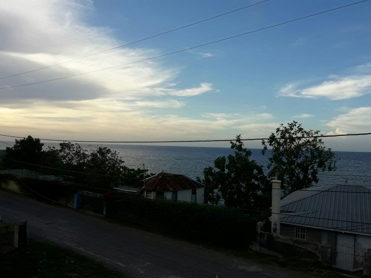 Tina'S Guest House Ocho Rios Esterno foto